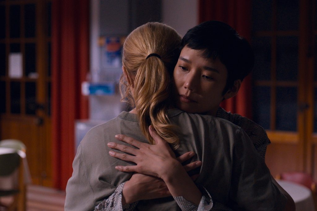 Virginie Efira e Tão Okamoto em O Sentido da Vida/Foto: Vitrine Filmes e Sato Company 